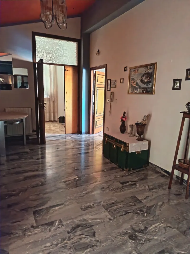 Casa Indipendente di 3 piani+ mansarda con laboratorio al P. Terra e grande garage doppio · foto 4