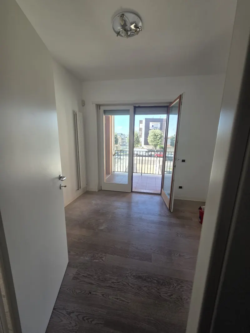 Bellissimo appartamento pari al nuovo nella zona piu' in della citta'. Adiacente al parco e a due passi dal centro, trilocale composto da soggiorno con cucina semiabitabile a vista, camera matrimoniale, cameretta, bagno,, terrazzo loggiato  mq. 12 · foto 2