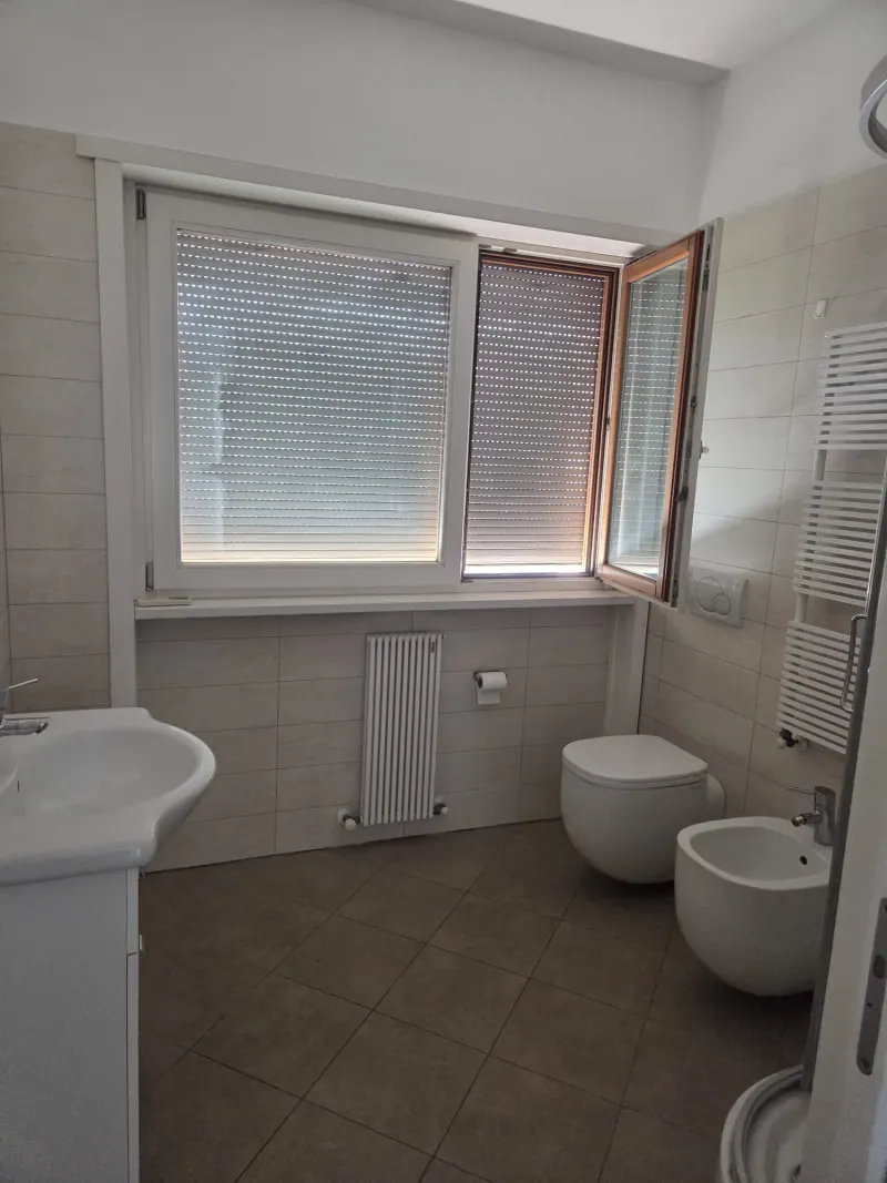 Bellissimo appartamento pari al nuovo nella zona piu' in della citta'. Adiacente al parco e a due passi dal centro, trilocale composto da soggiorno con cucina semiabitabile a vista, camera matrimoniale, cameretta, bagno,, terrazzo loggiato  mq. 12 · foto 3