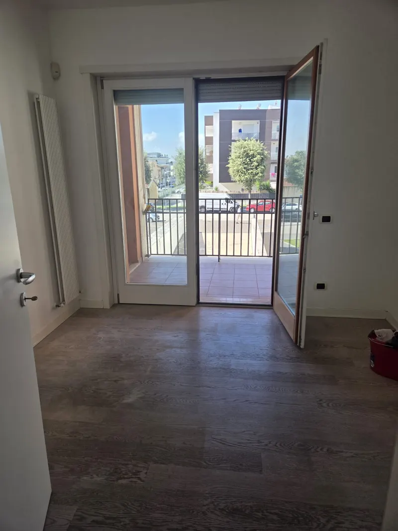 Bellissimo appartamento pari al nuovo nella zona piu' in della citta'. Adiacente al parco e a due passi dal centro, trilocale composto da soggiorno con cucina semiabitabile a vista, camera matrimoniale, cameretta, bagno,, terrazzo loggiato  mq. 12 · foto 4