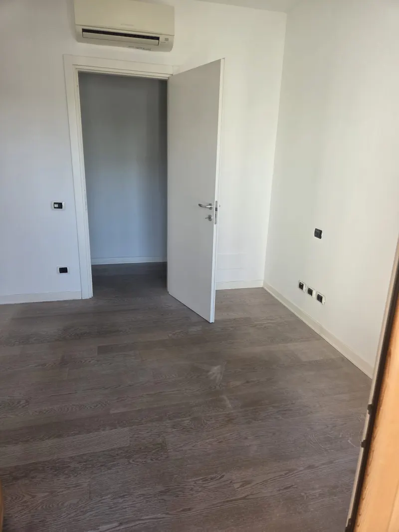 Bellissimo appartamento pari al nuovo nella zona piu' in della citta'. Adiacente al parco e a due passi dal centro, trilocale composto da soggiorno con cucina semiabitabile a vista, camera matrimoniale, cameretta, bagno,, terrazzo loggiato  mq. 12 · foto 5
