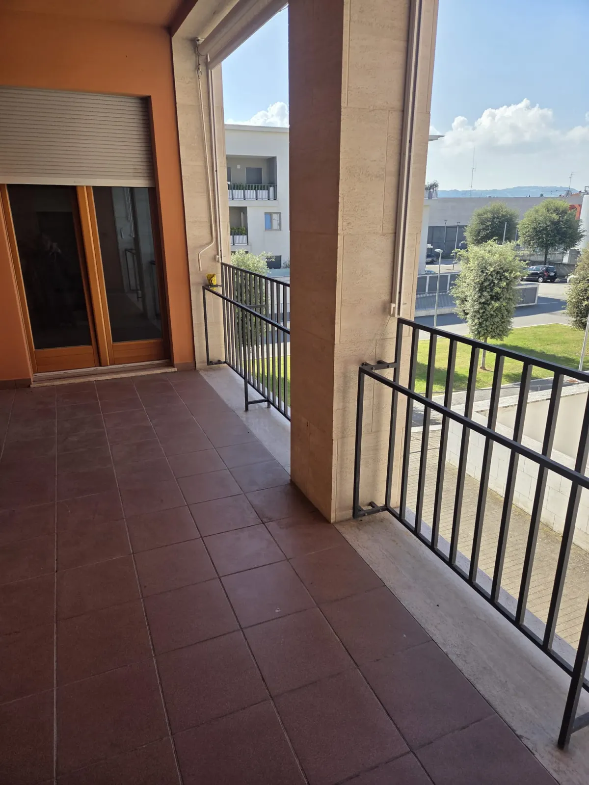 Bellissimo appartamento pari al nuovo nella zona piu' in della citta'. Adiacente al parco e a due passi dal centro, trilocale composto da soggiorno con cucina semiabitabile a vista, camera matrimoniale, cameretta, bagno,, terrazzo loggiato  mq. 12 · foto 6