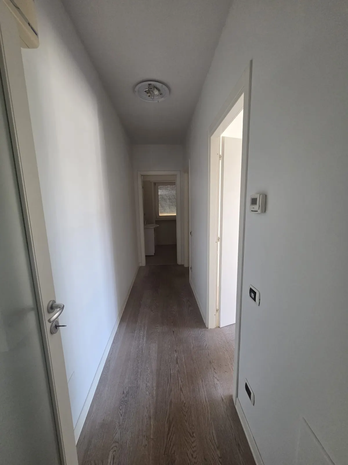 Bellissimo appartamento pari al nuovo nella zona piu' in della citta'. Adiacente al parco e a due passi dal centro, trilocale composto da soggiorno con cucina semiabitabile a vista, camera matrimoniale, cameretta, bagno,, terrazzo loggiato  mq. 12 · foto 9