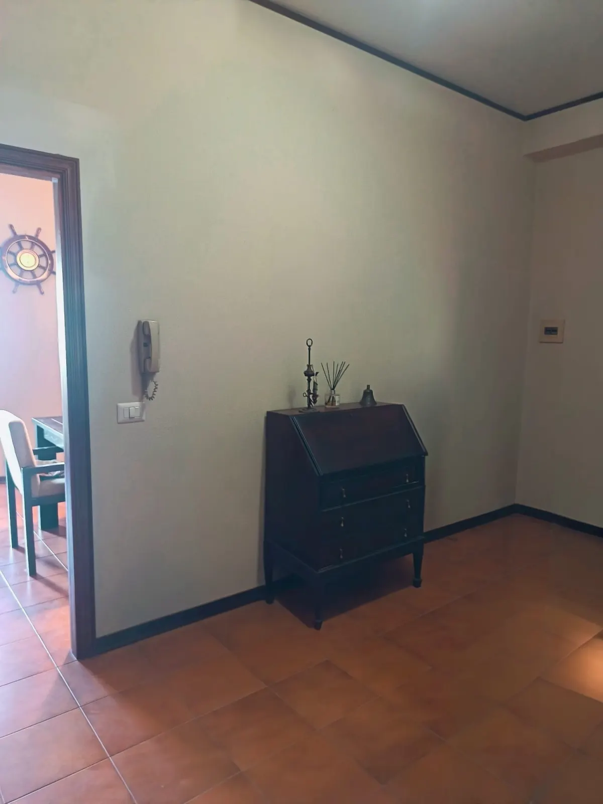 Appartamento di 130 mq con Open Space, 3 camere, 1 bagno finestato, ripostiglio, grande terrazzo e 2 terrazzini, soffitta di 20 mq al 2°P senza ascensore. · foto 14