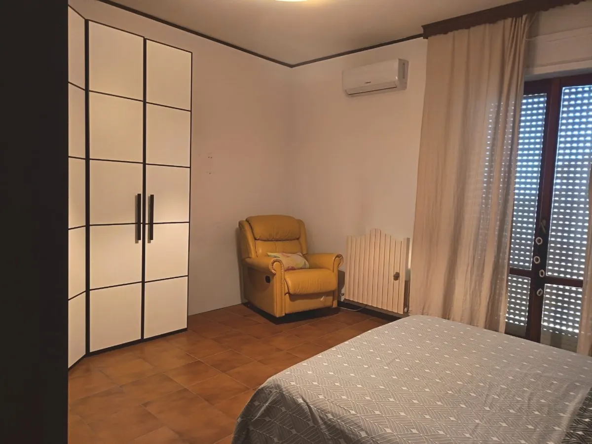 Appartamento di 130 mq con Open Space, 3 camere, 1 bagno finestato, ripostiglio, grande terrazzo e 2 terrazzini, soffitta di 20 mq al 2°P senza ascensore. · foto 17