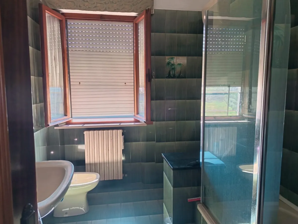 Appartamento di 130 mq con Open Space, 3 camere, 1 bagno finestato, ripostiglio, grande terrazzo e 2 terrazzini, soffitta di 20 mq al 2°P senza ascensore. · foto 19