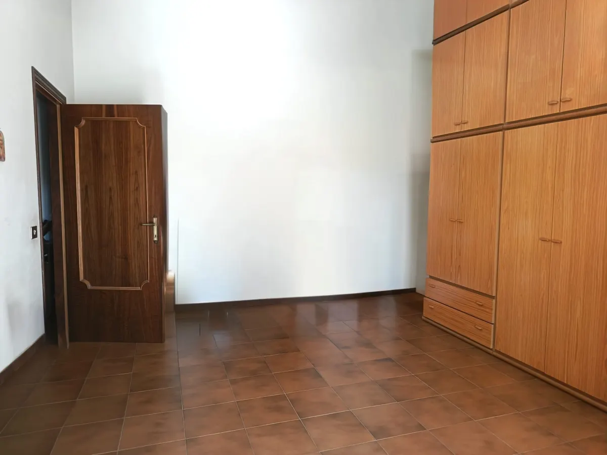 Appartamento di 130 mq con Open Space, 3 camere, 1 bagno finestato, ripostiglio, grande terrazzo e 2 terrazzini, soffitta di 20 mq al 2°P senza ascensore. · foto 23