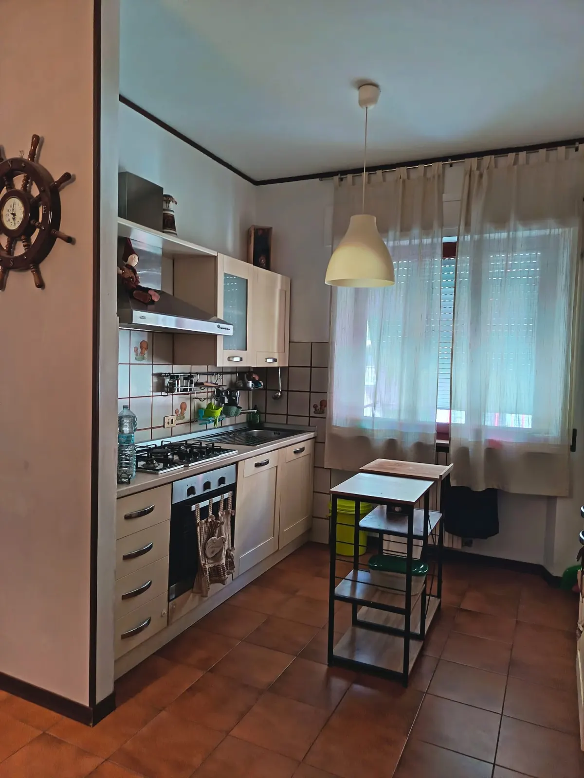 Appartamento di 130 mq con Open Space, 3 camere, 1 bagno finestato, ripostiglio, grande terrazzo e 2 terrazzini, soffitta di 20 mq al 2°P senza ascensore. · foto 6