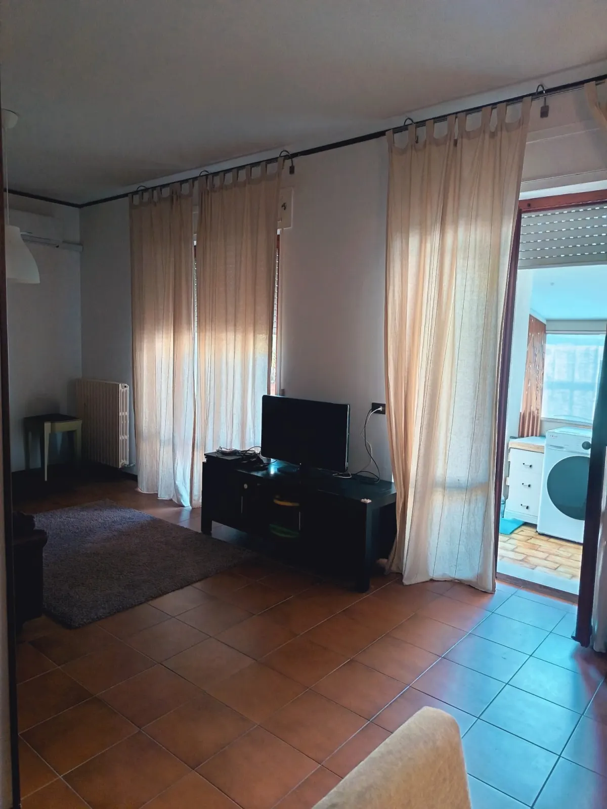 Appartamento di 130 mq con Open Space, 3 camere, 1 bagno finestato, ripostiglio, grande terrazzo e 2 terrazzini, soffitta di 20 mq al 2°P senza ascensore. · foto 8