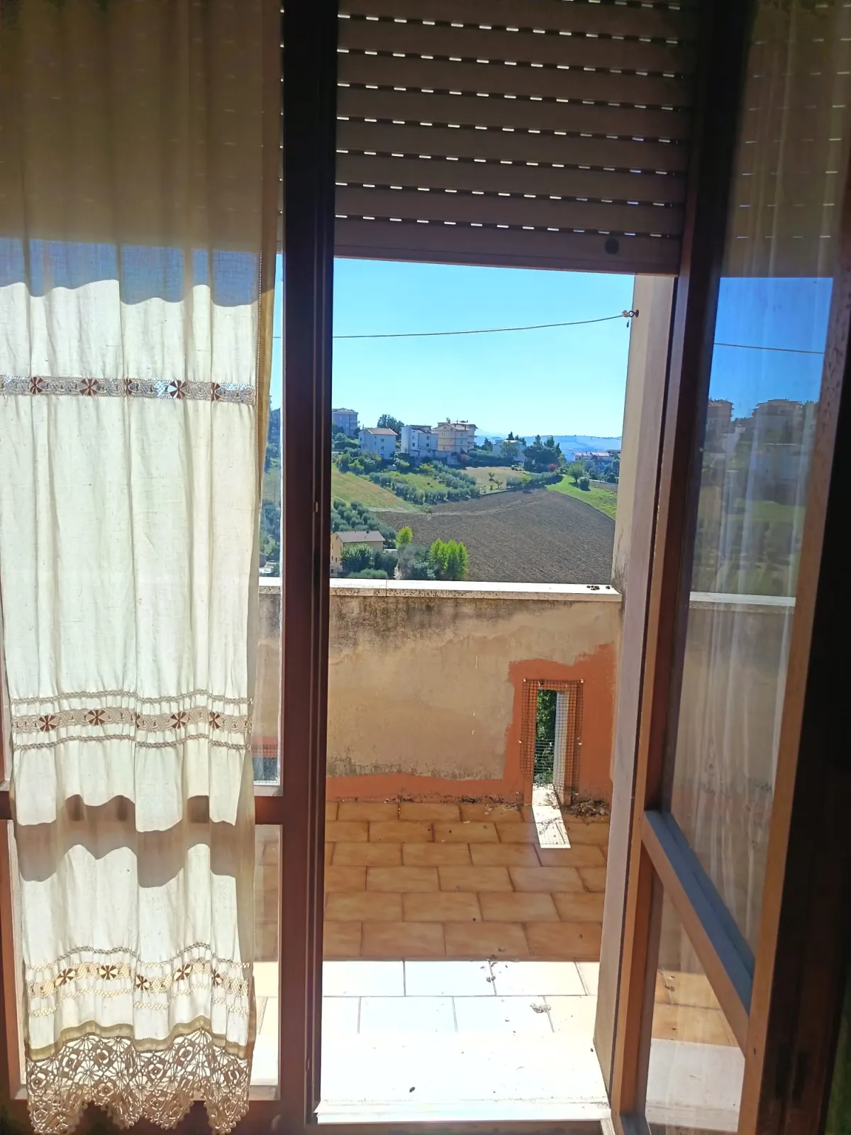 Appartamento di 130 mq con Open Space, 3 camere, 1 bagno finestato, ripostiglio, grande terrazzo e 2 terrazzini, soffitta di 20 mq al 2°P senza ascensore. · foto 10