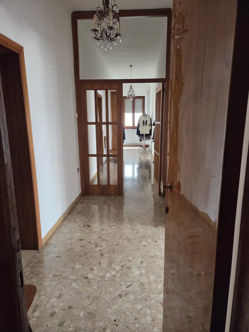 Appartamento ampia metratura, tra centro e mare, in quadrifamigliare, secondo ed ultimo piano + soffitta, senza ascensore. Divisibile in 2 appartamenti · foto 2