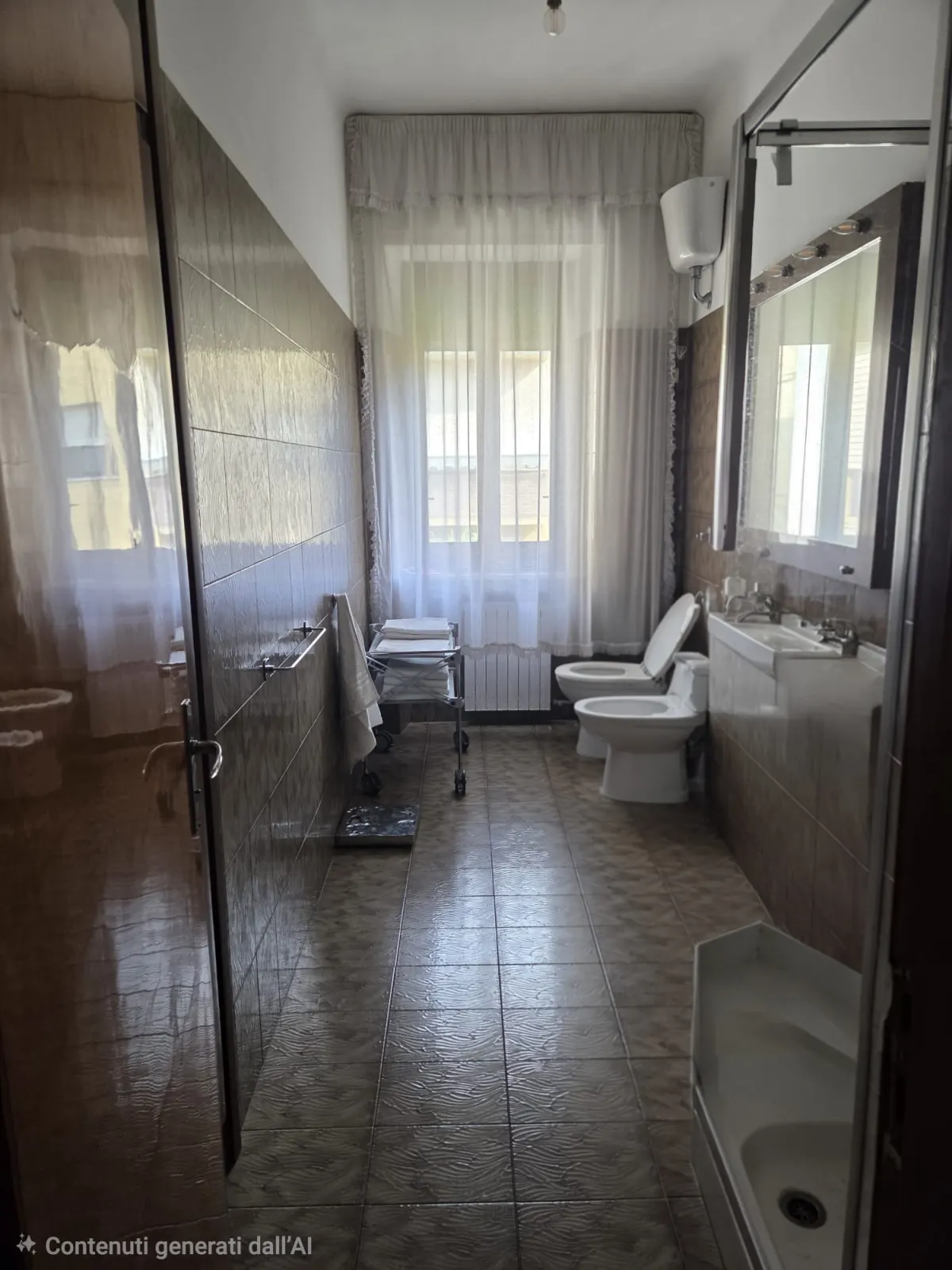 Appartamento ampia metratura, tra centro e mare, in quadrifamigliare, secondo ed ultimo piano + soffitta, senza ascensore. Divisibile in 2 appartamenti · foto 17