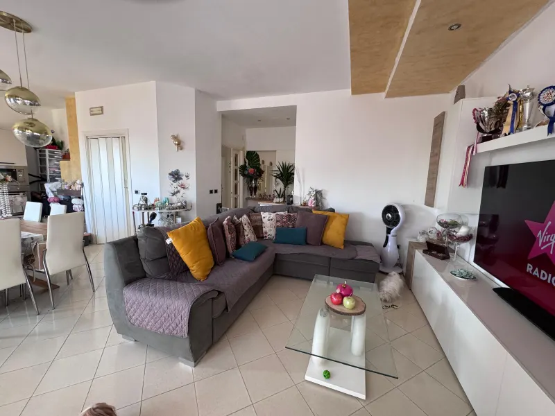 Trilocale completamente ristrutturato 2 anni fa ,con ampio balcone e cantina, in piccolo condominio di sole 6 unita' abitative. a Porto Sant'Elpidio