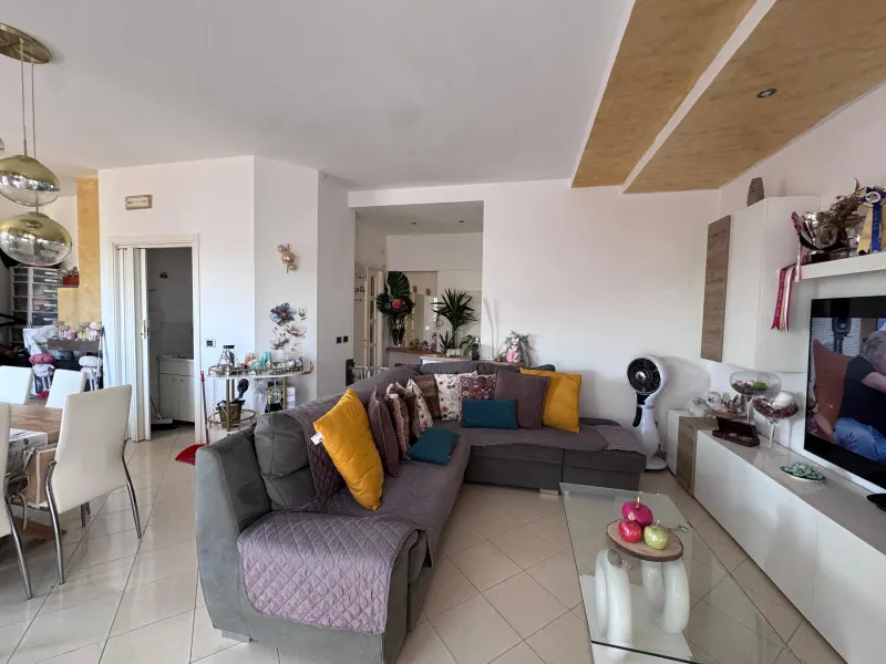Trilocale completamente ristrutturato 2 anni fa ,con ampio balcone e cantina, in piccolo condominio di sole 6 unita' abitative. · foto 2