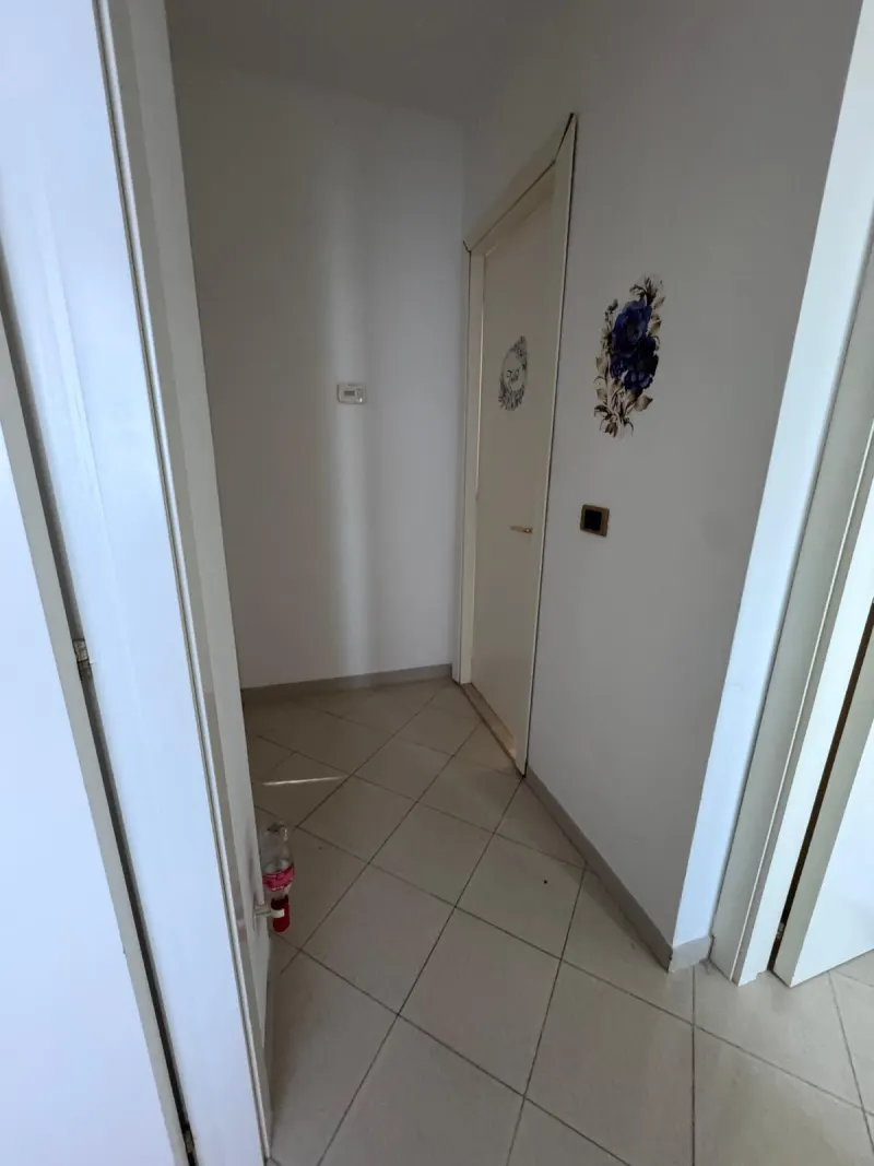 Trilocale completamente ristrutturato 2 anni fa ,con ampio balcone e cantina, in piccolo condominio di sole 6 unita' abitative. · foto 3