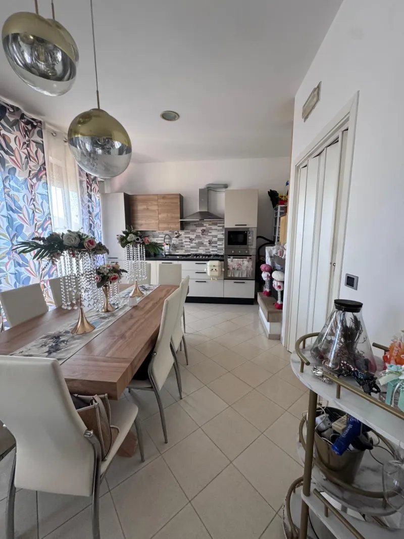 Trilocale completamente ristrutturato 2 anni fa ,con ampio balcone e cantina, in piccolo condominio di sole 6 unita' abitative. · foto 4