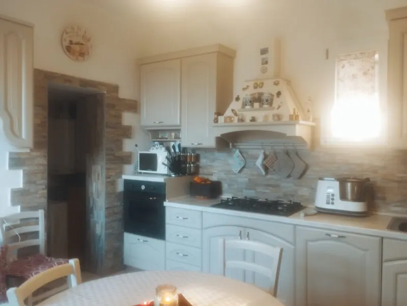 Casa Indipendente, Ristrutt. 2017, Comfort! P.T: Ingresso, Cucina, Lavanderia,1Bagno,Soggiorno con accesso all'Ampia Corte Relax sul retro Gazebo e Spazio per Piscina/Orto. 1°P: 2 Camere Matrimoniali,1 Bagno. Lastricato recintato all'entrata e un Gra a Sant'Elpidio A Mare