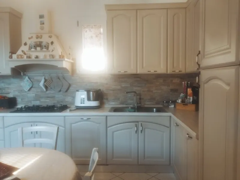 Casa Indipendente, Ristrutt. 2017, Comfort! P.T: Ingresso, Cucina, Lavanderia,1Bagno,Soggiorno con accesso all'Ampia Corte Relax sul retro Gazebo e Spazio per Piscina/Orto. 1°P: 2 Camere Matrimoniali,1 Bagno. Lastricato recintato all'entrata e un Gra · foto 2