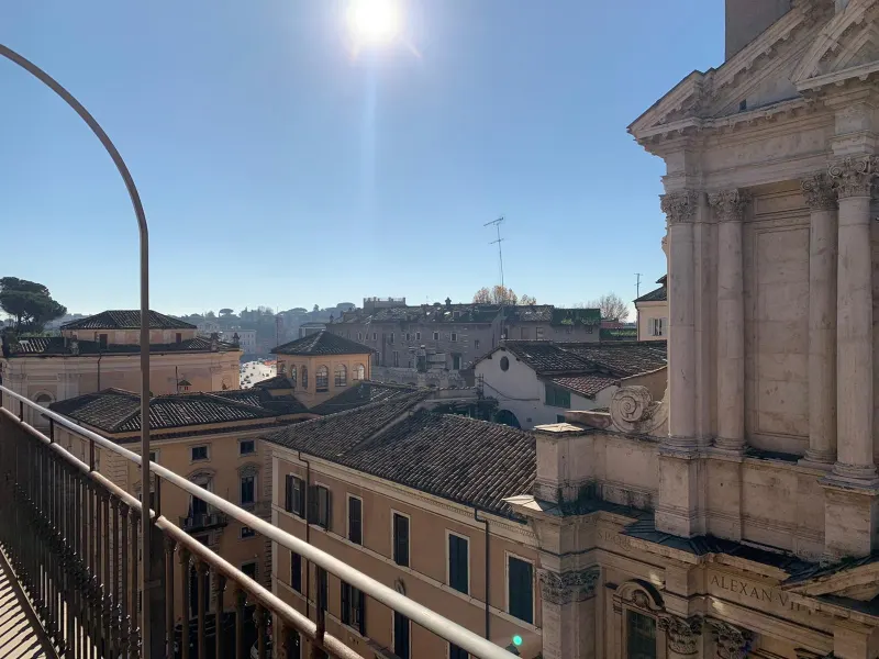 Attico con vista e lungo balcone a Roma
