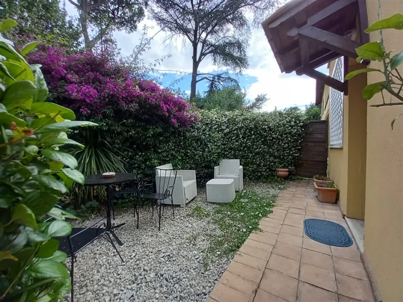 Appartamento arredato con giardino e posto auto a Roma