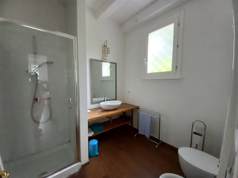 Appartamento arredato con giardino e posto auto · foto 2