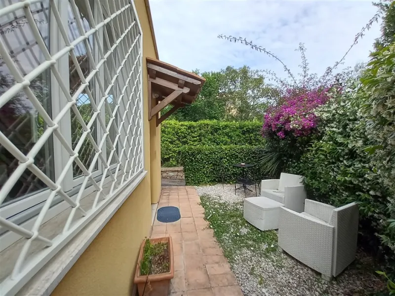 Appartamento arredato con giardino e posto auto · foto 3