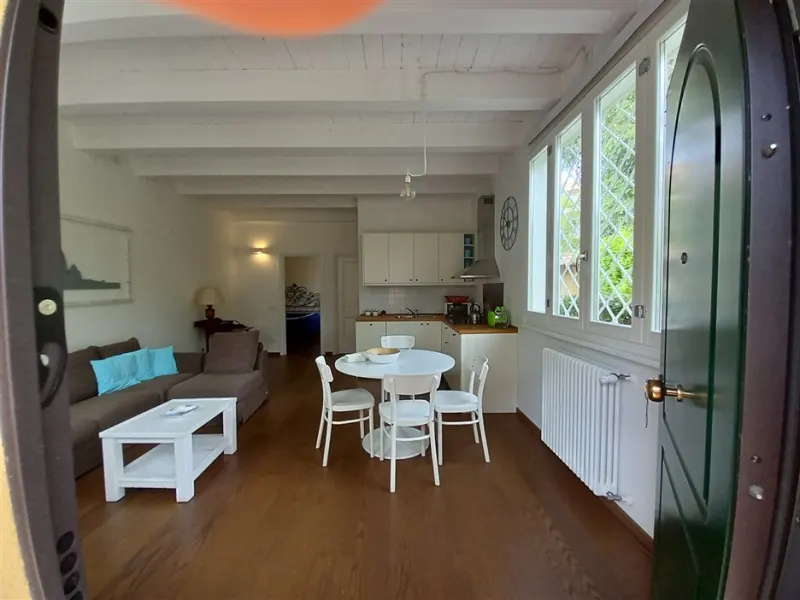 Appartamento arredato con giardino e posto auto · foto 4