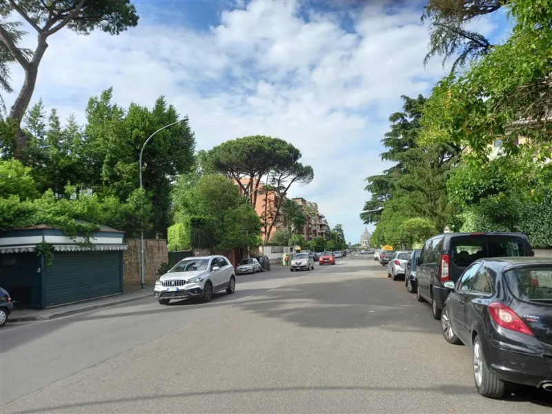 Appartamento arredato con giardino e posto auto · foto 5