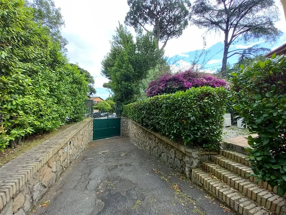 Appartamento arredato con giardino e posto auto · foto 7