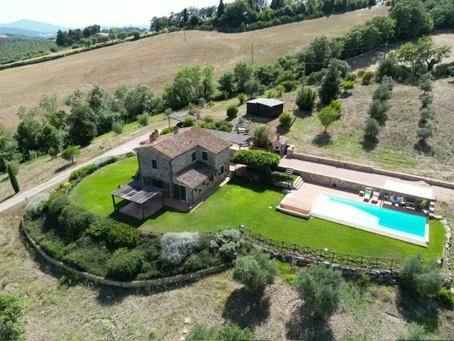 Casale con piscina e giardino · foto 1