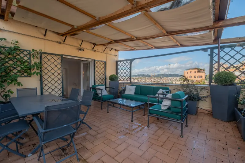 Attico con vista e terrazza · foto 2