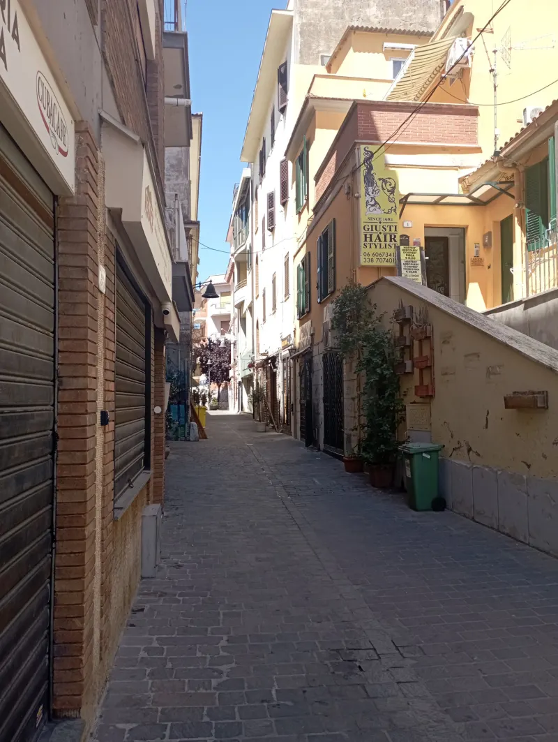 Nettuno centralissimo piazza del Mercato vendiamo appartamento a Nettuno