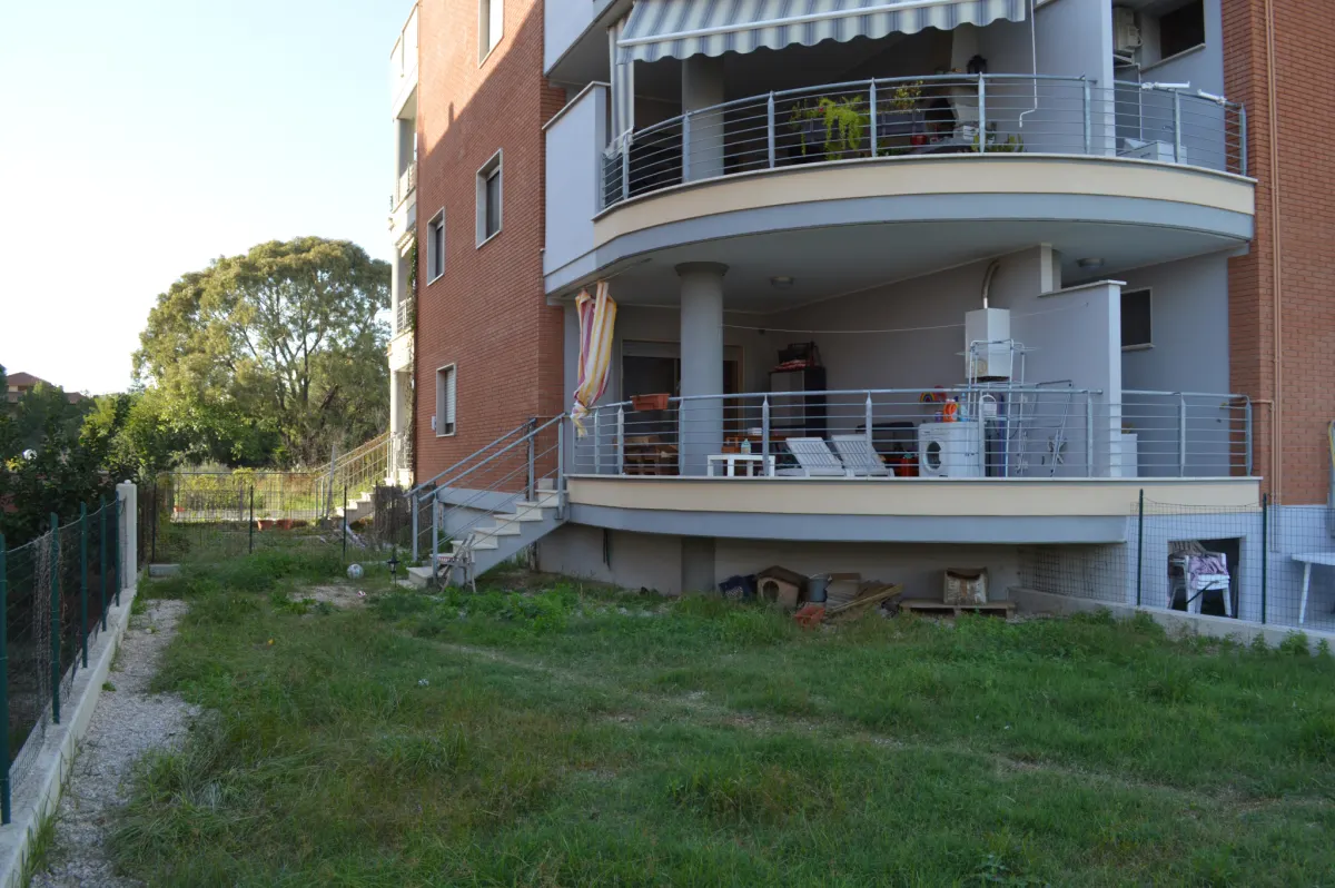 Appartamento con giardino privato · foto 12