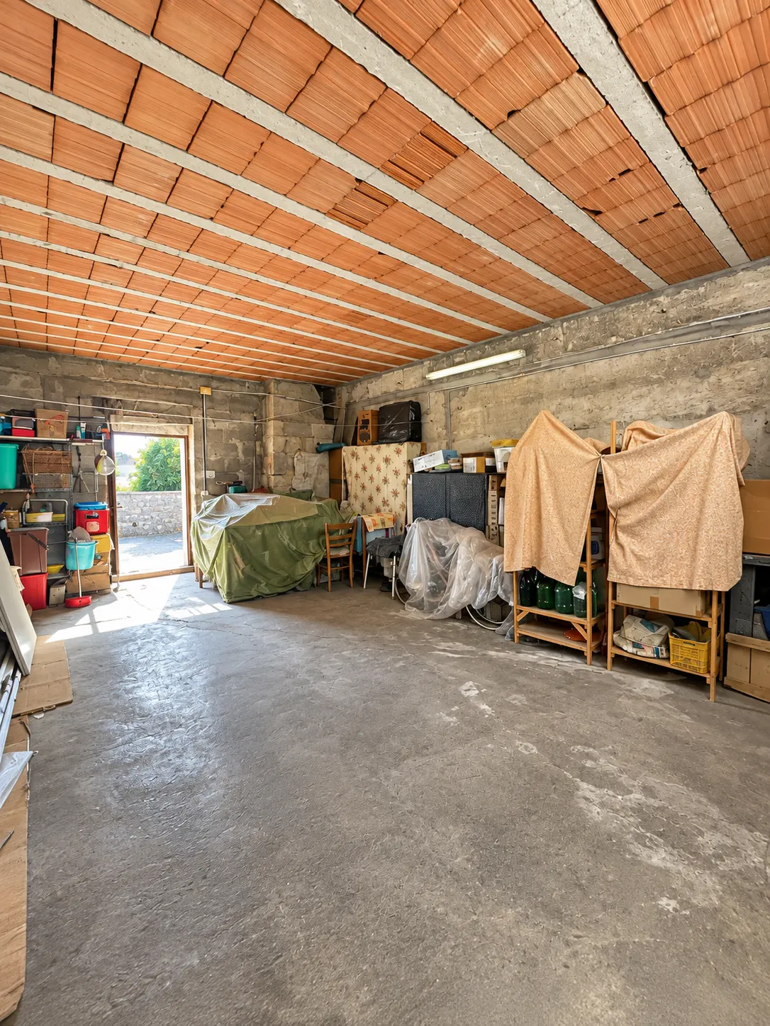 Proprietà Angolare con Ampi Spazi · foto 15