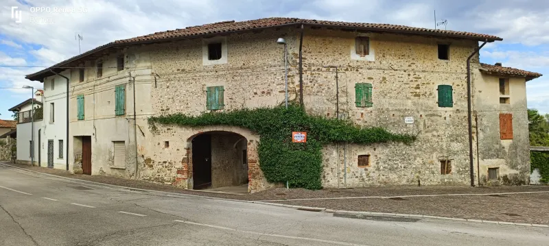 Rustico con Corte interna a Manzano