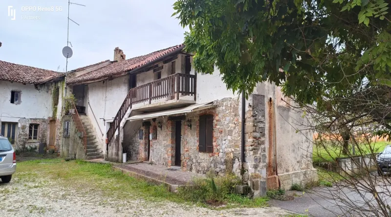 Rustico da ristrutturare con terreno adiacente edificabile di proprietà a Manzano