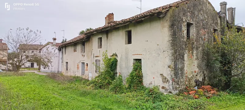 Rustico da ristrutturare con terreno adiacente edificabile di proprietà · foto 3