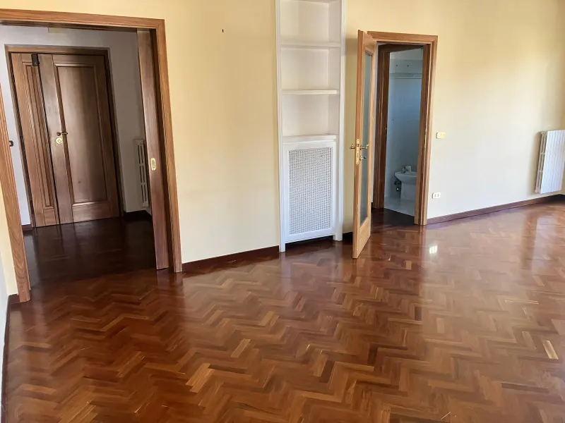 Latina centro appartamento di ampia metratura · foto 3