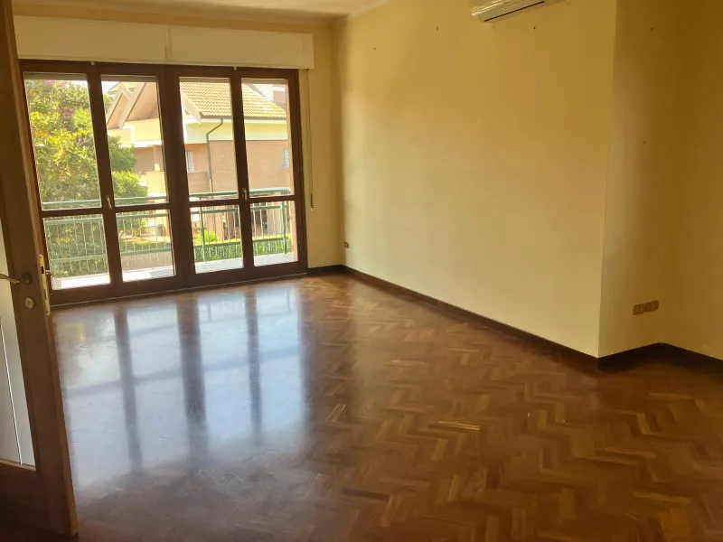Latina centro appartamento di ampia metratura · foto 4