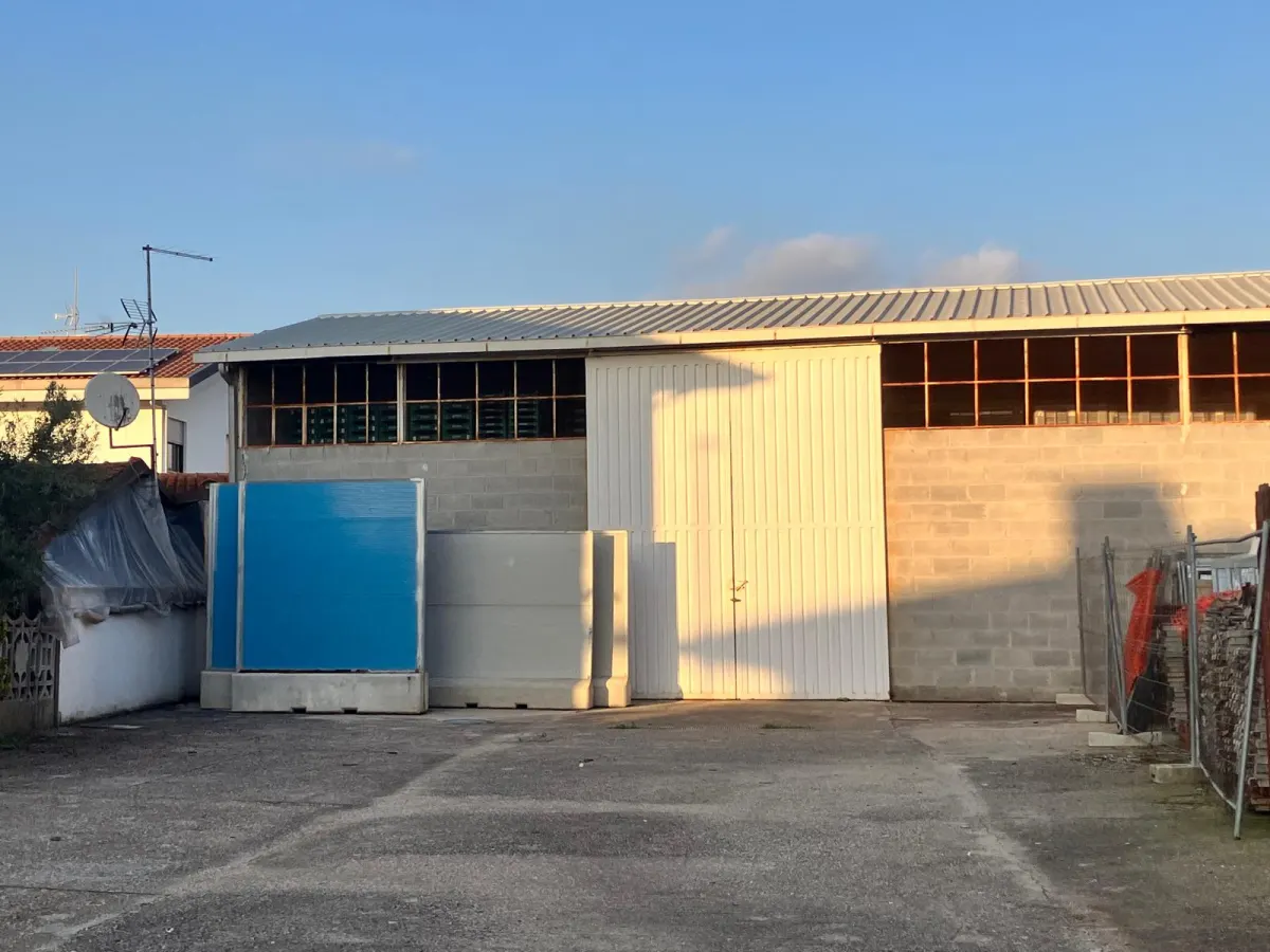 Zona Piccarello deposito commerciale con spazio esterno · foto 1