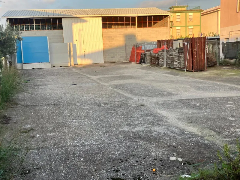 Zona Piccarello deposito commerciale con spazio esterno · foto 4