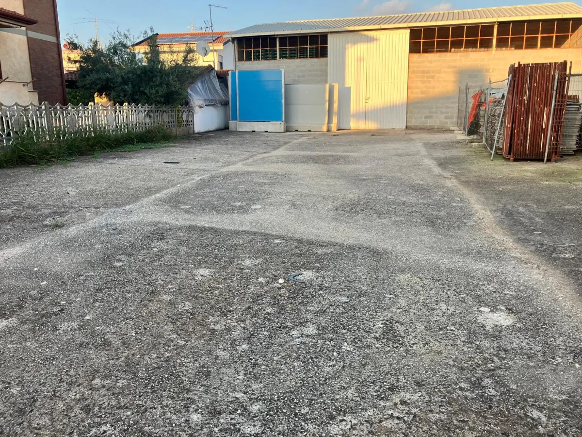 Zona Piccarello deposito commerciale con spazio esterno · foto 8