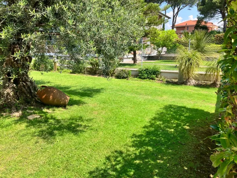 Latina, lottizzazione Cucchiarelli, rifinita VILLA · foto 4