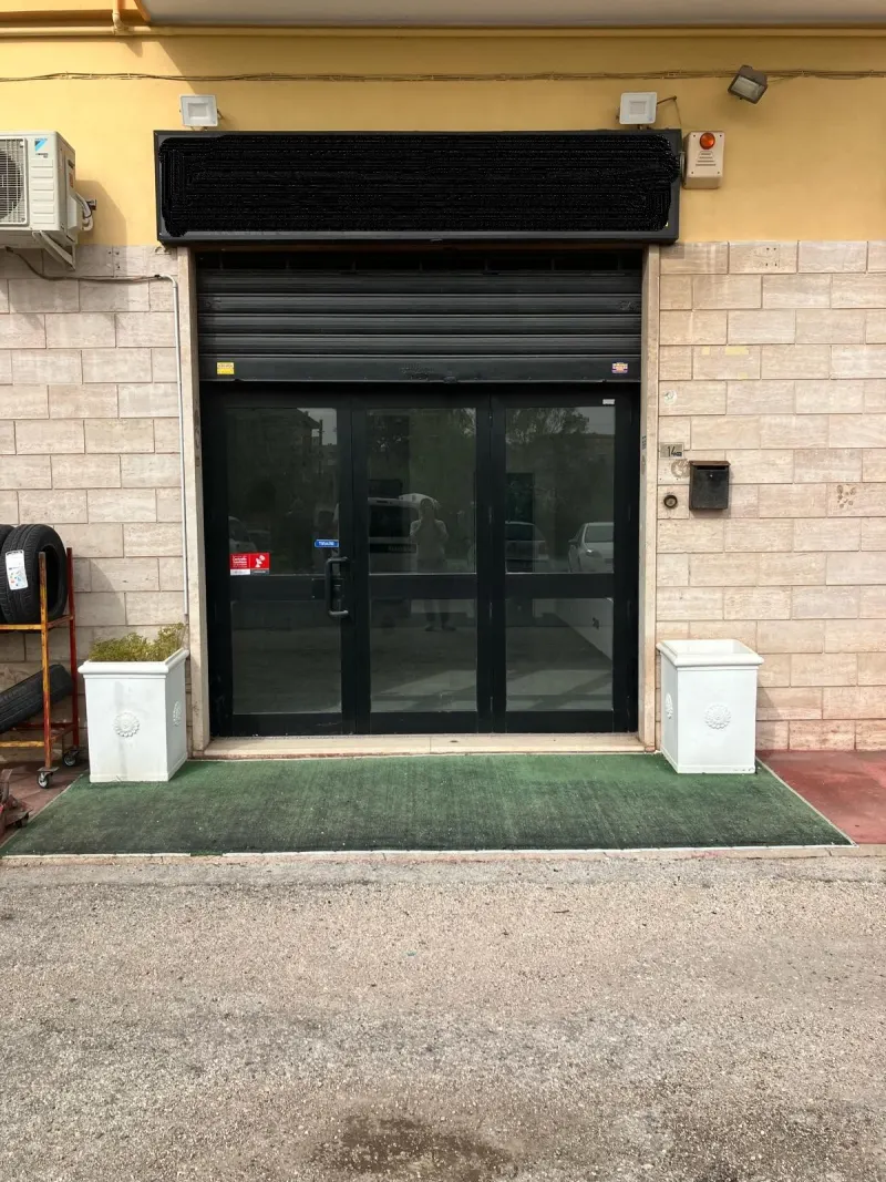 via Piave Locale commerciale FRONTE STRADA a Latina
