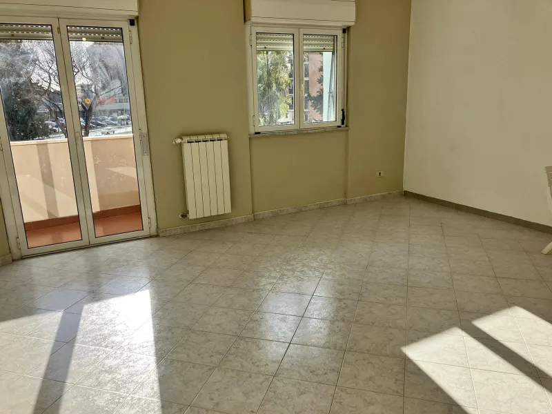 Latina zona Q4, appartamento di ampia metratura con 3 camere a Latina
