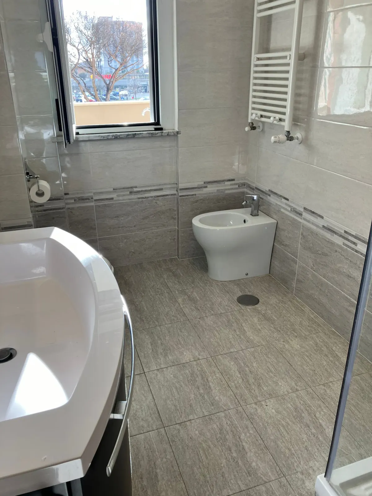 Latina zona Q4, appartamento di ampia metratura con 3 camere · foto 16