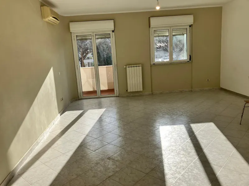 Latina zona Q4, appartamento di ampia metratura con 3 camere · foto 5