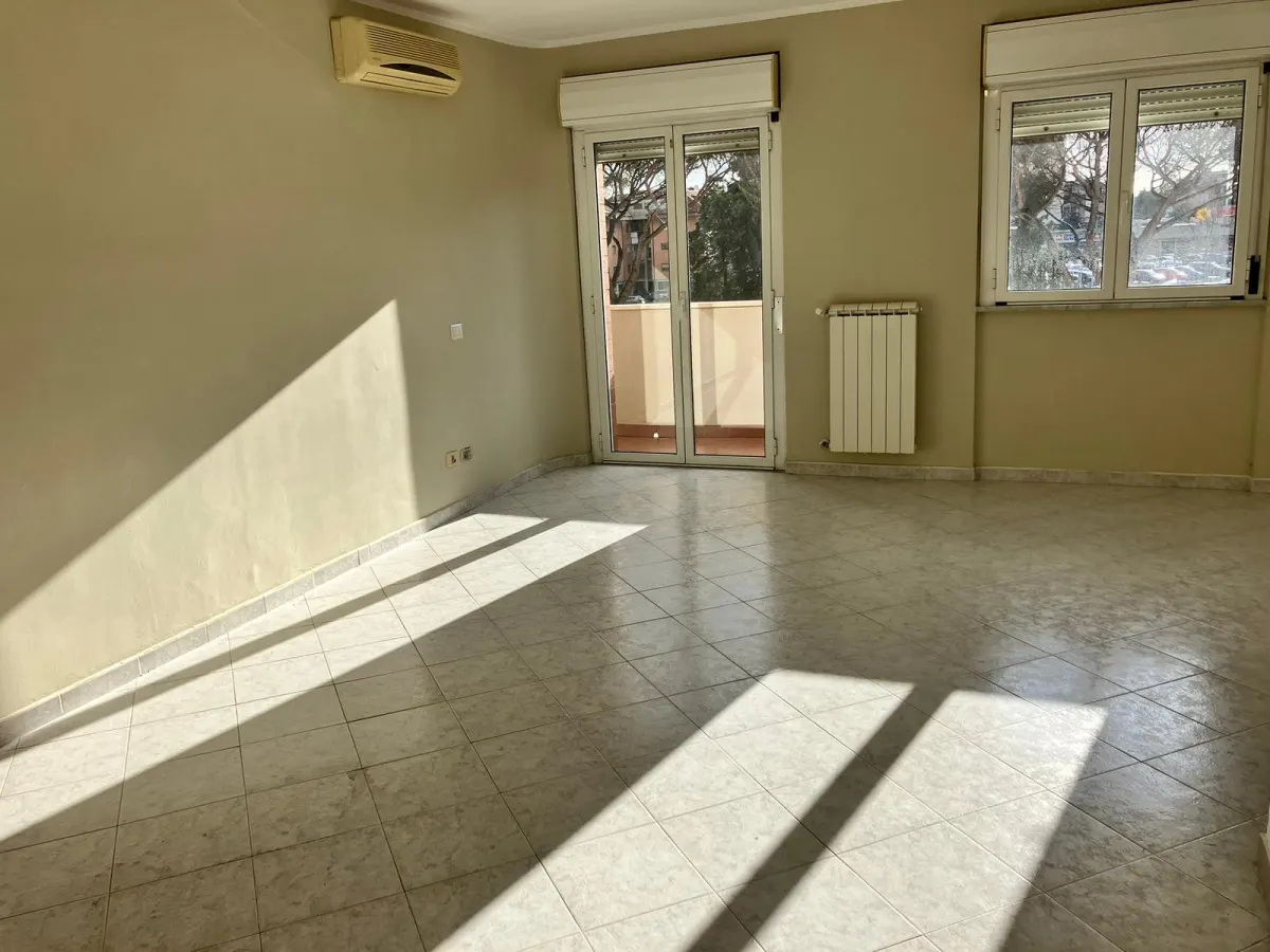 Latina zona Q4, appartamento di ampia metratura con 3 camere · foto 6