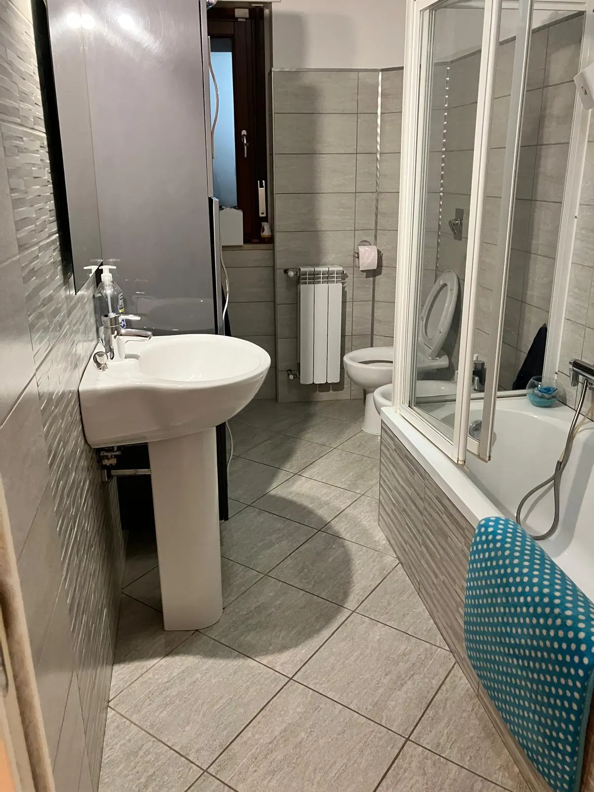 Latina, zona Piccarello, appartamento con grande balcone · foto 13