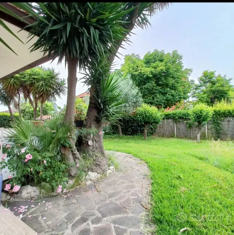 Latina villa di ampia metratura con Giardino di mq 400 ca. a Latina